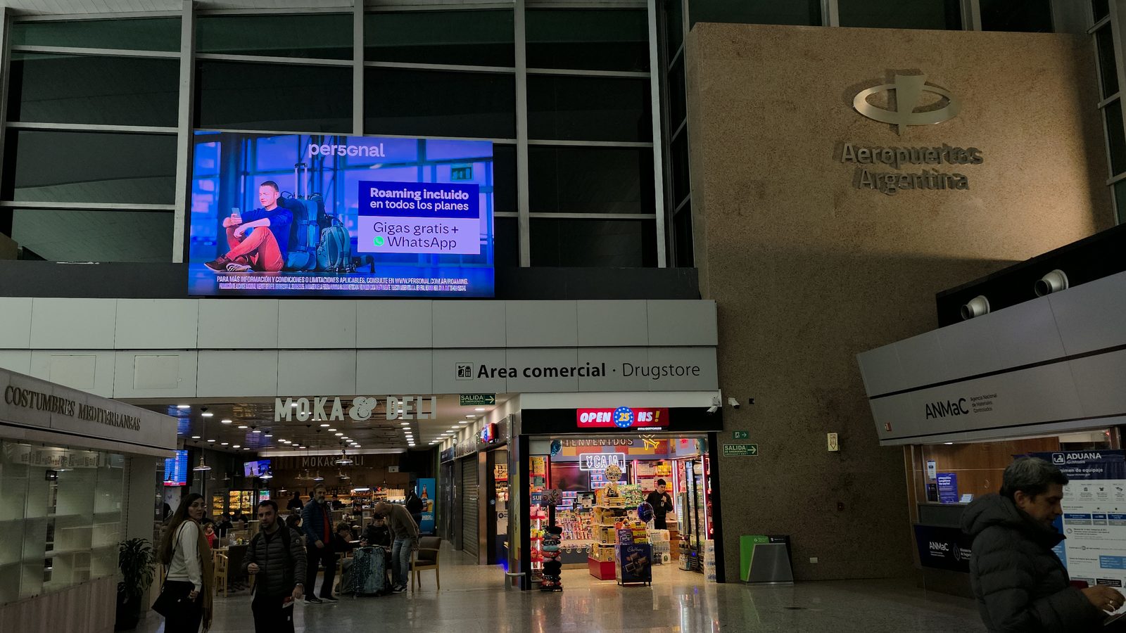 Pantalla LED Samsung instalada por Prina en terminal de Aeropuertos Argentina