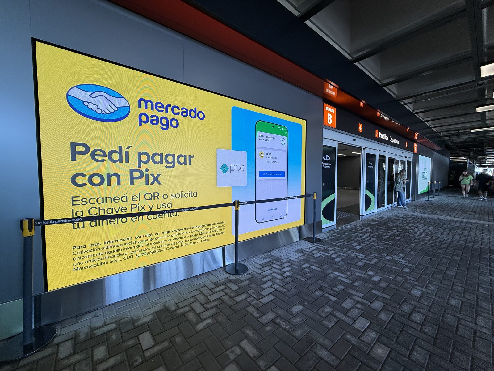 Videowall LED Samsung en zona de embarque operado por Prina