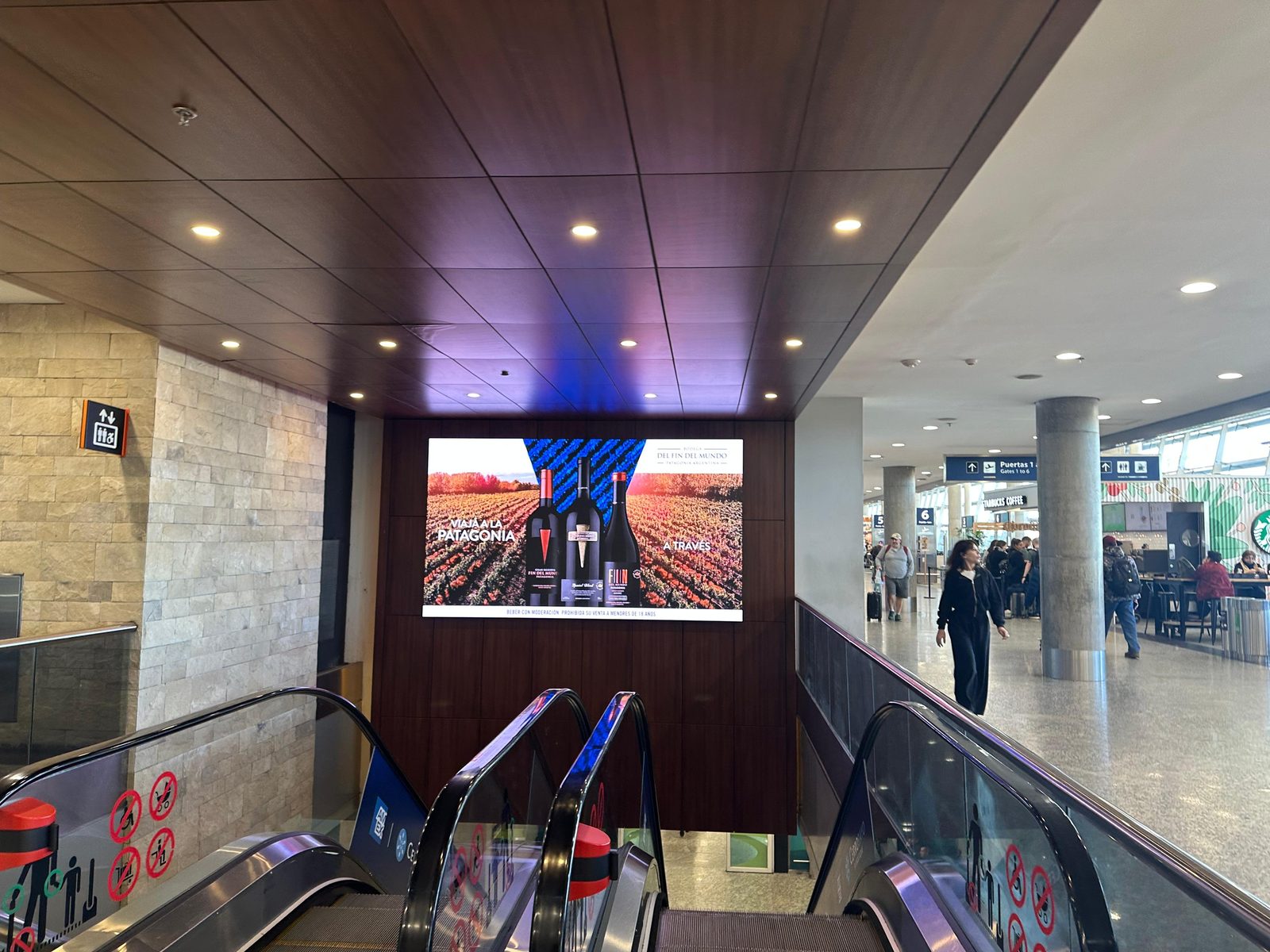 Pantalla LED de gran formato en hall de aeropuerto argentino
