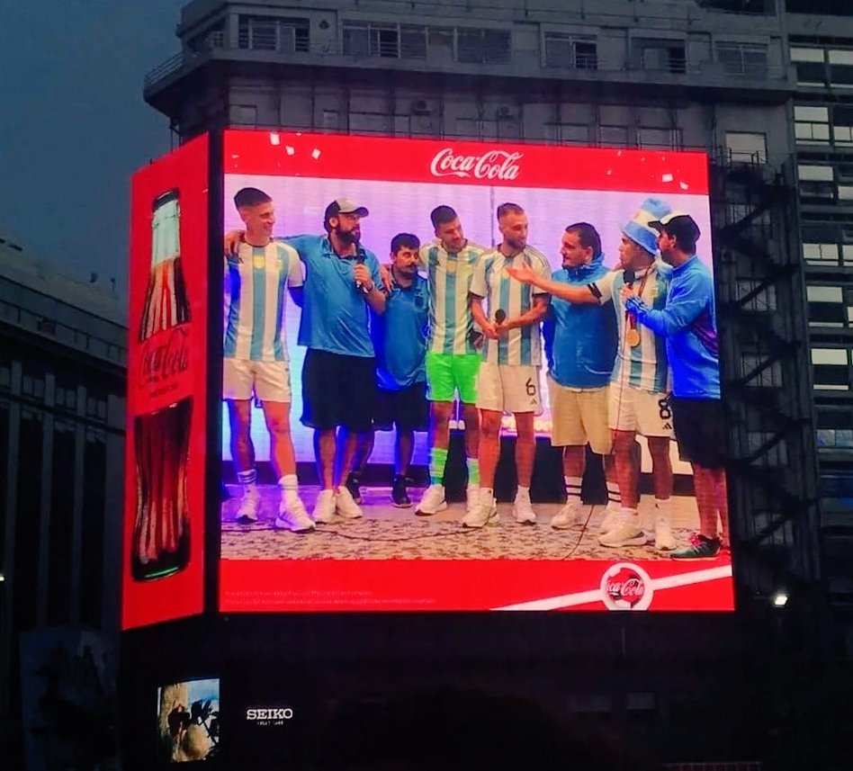 Cartel LED robótico Coca-Cola con contenido de selección argentina — Prina