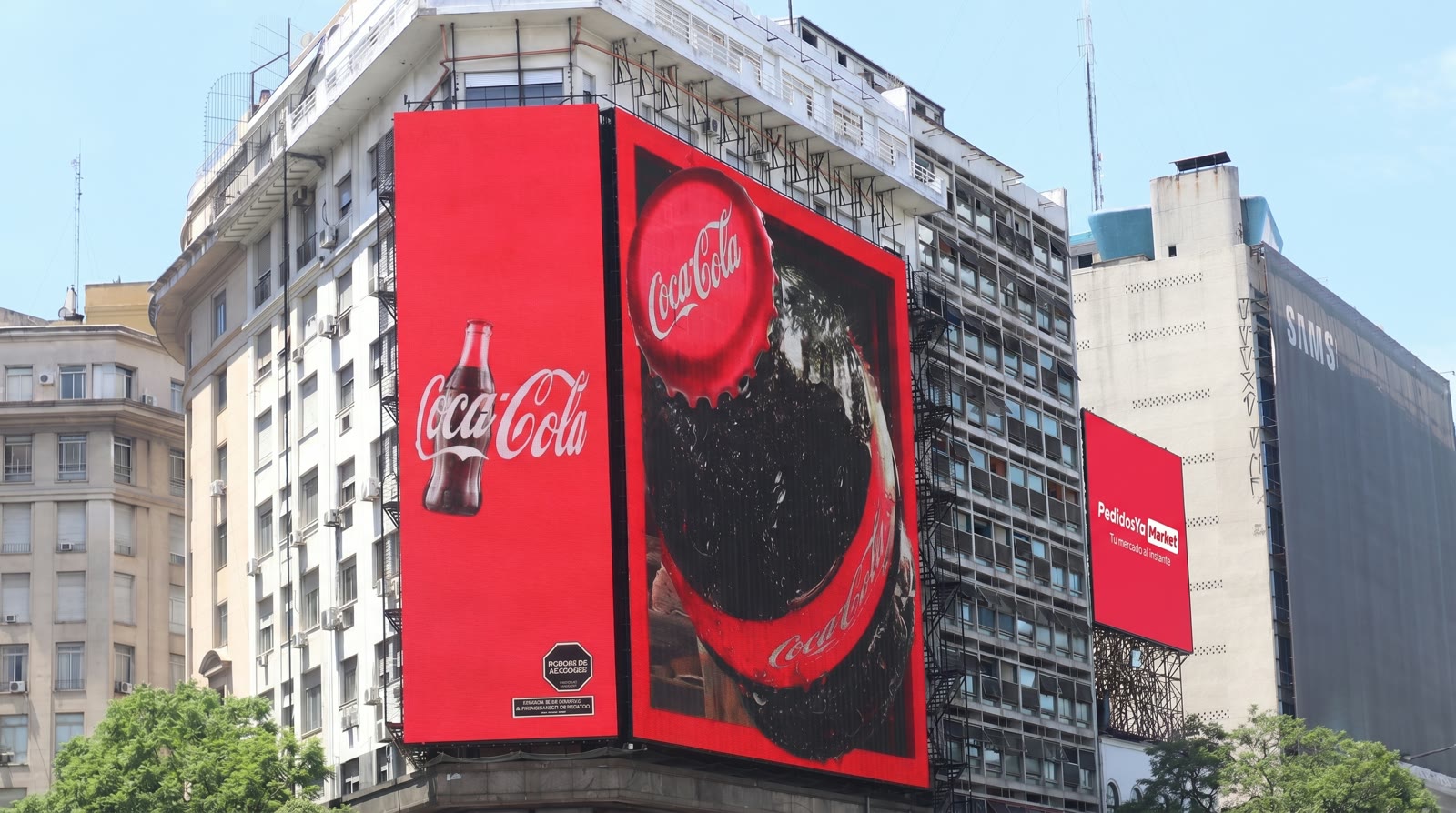 Pantalla LED DOOH de Prina con campaña Coca-Cola en Buenos Aires