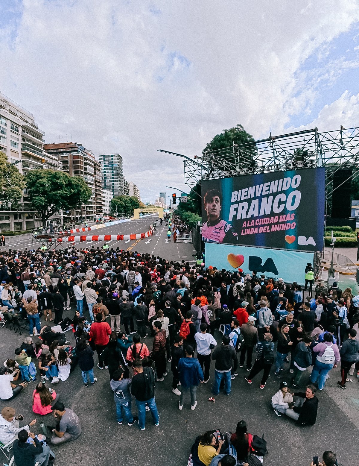 Pantalla LED Prina con "Bienvenido Franco" ante el público del Road Show