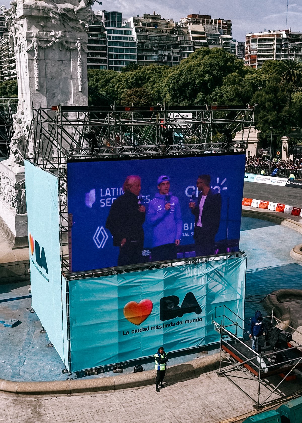 Pantalla LED Prina sobre el monumento — entrevista en pantalla en el Road Show