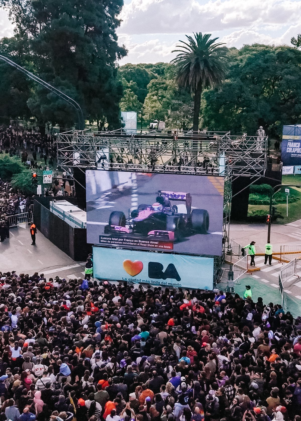 Pantalla LED Prina transmitiendo el auto en pista ante miles de personas en el Road Show