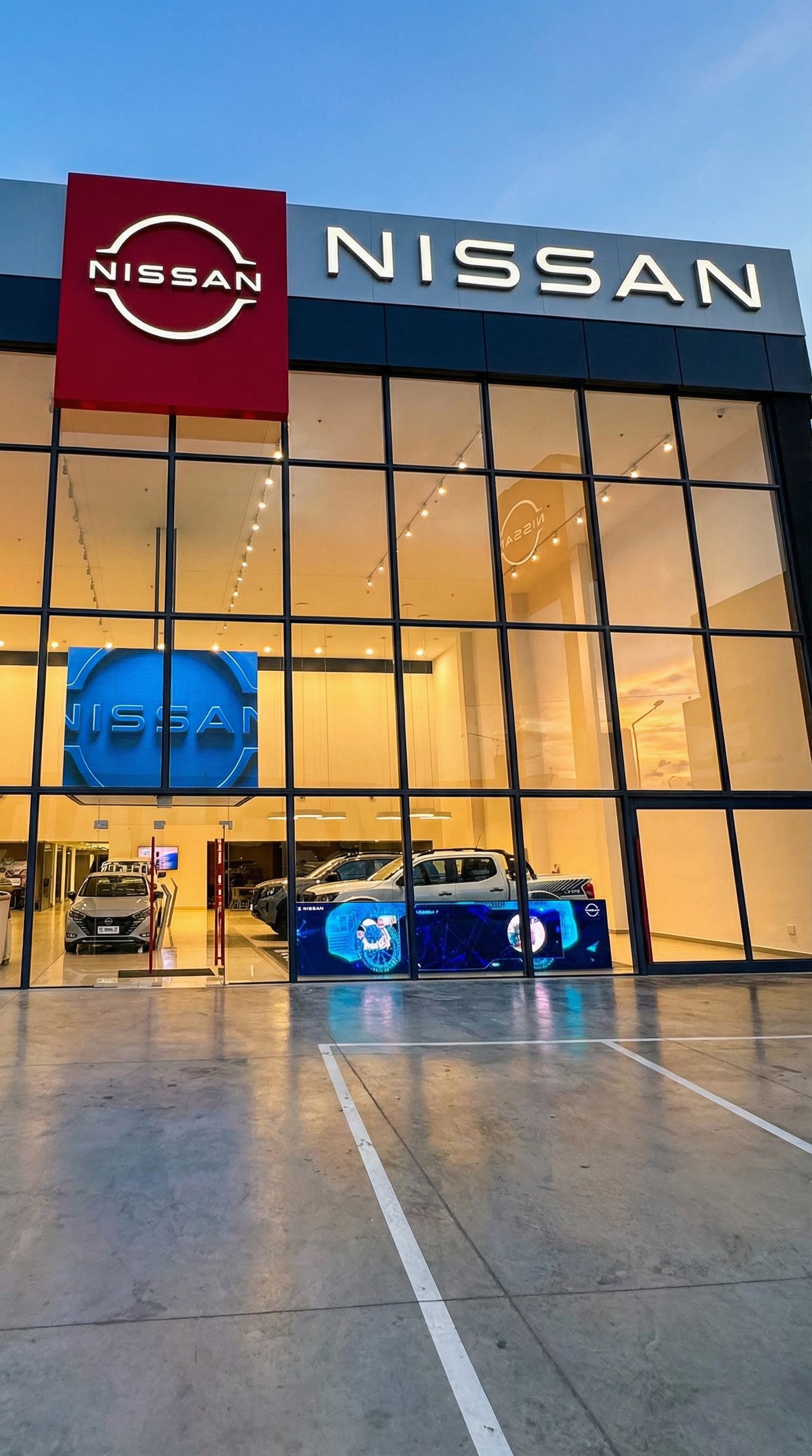 Fachada de concesionario Nissan con pantalla LED de gran formato instalada por Prina