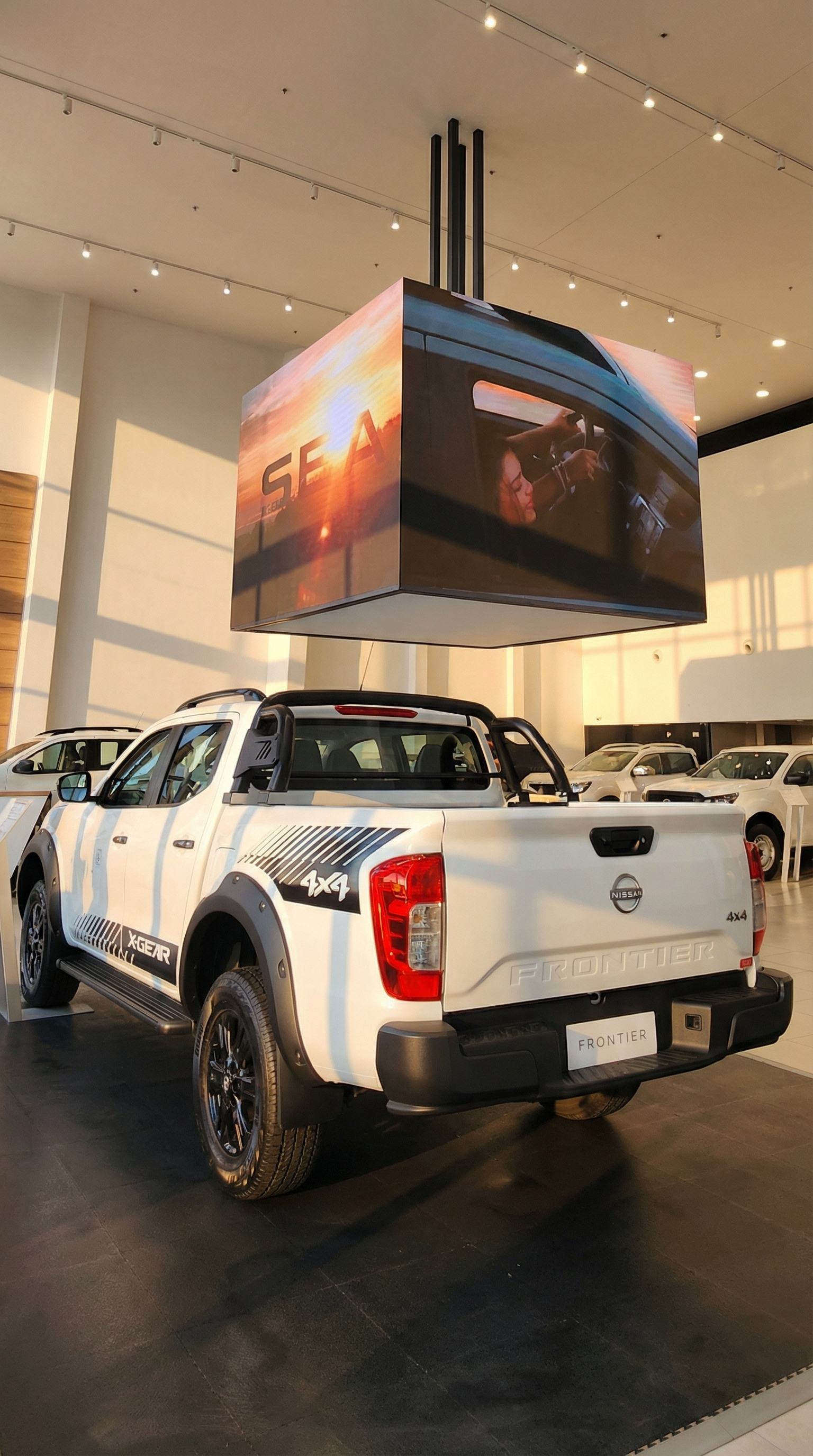 Cubo LED colgante de Prina sobre una Nissan Frontier dentro del showroom