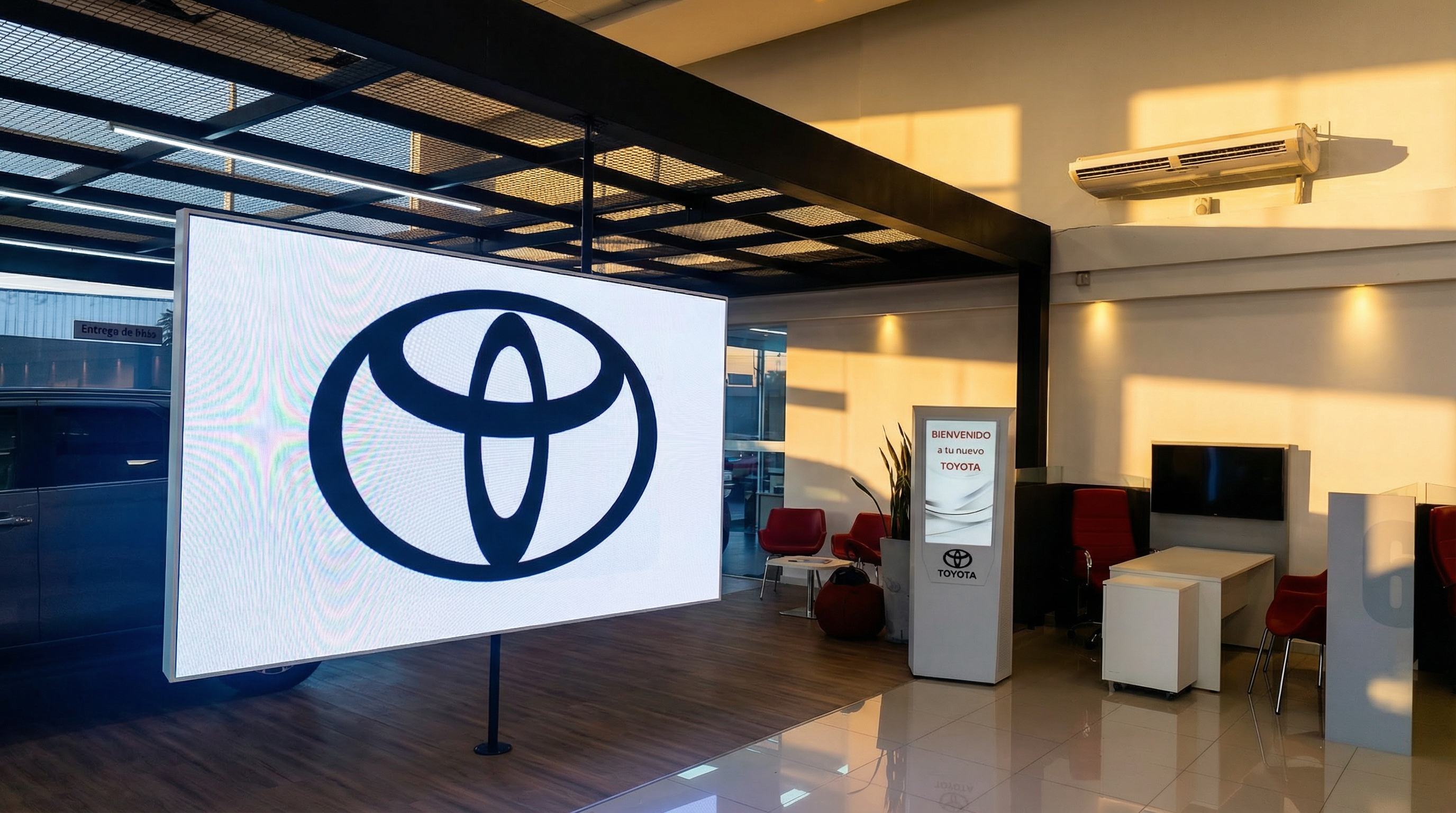Pantalla LED Prina mostrando el logo de Toyota en el salón de venta