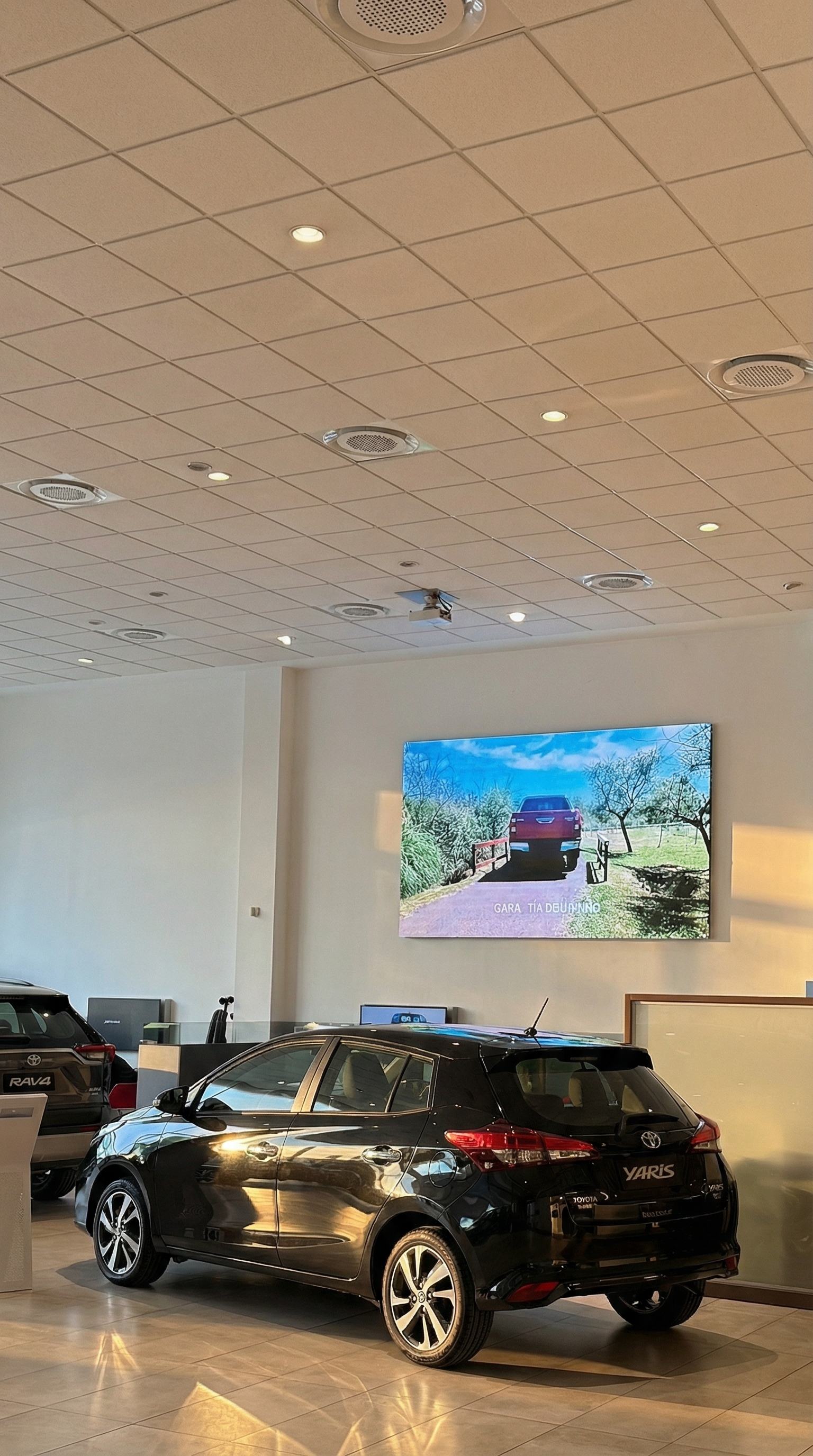 Pantalla LED Prina en showroom Toyota mostrando una pickup Hilux en plena ruta
