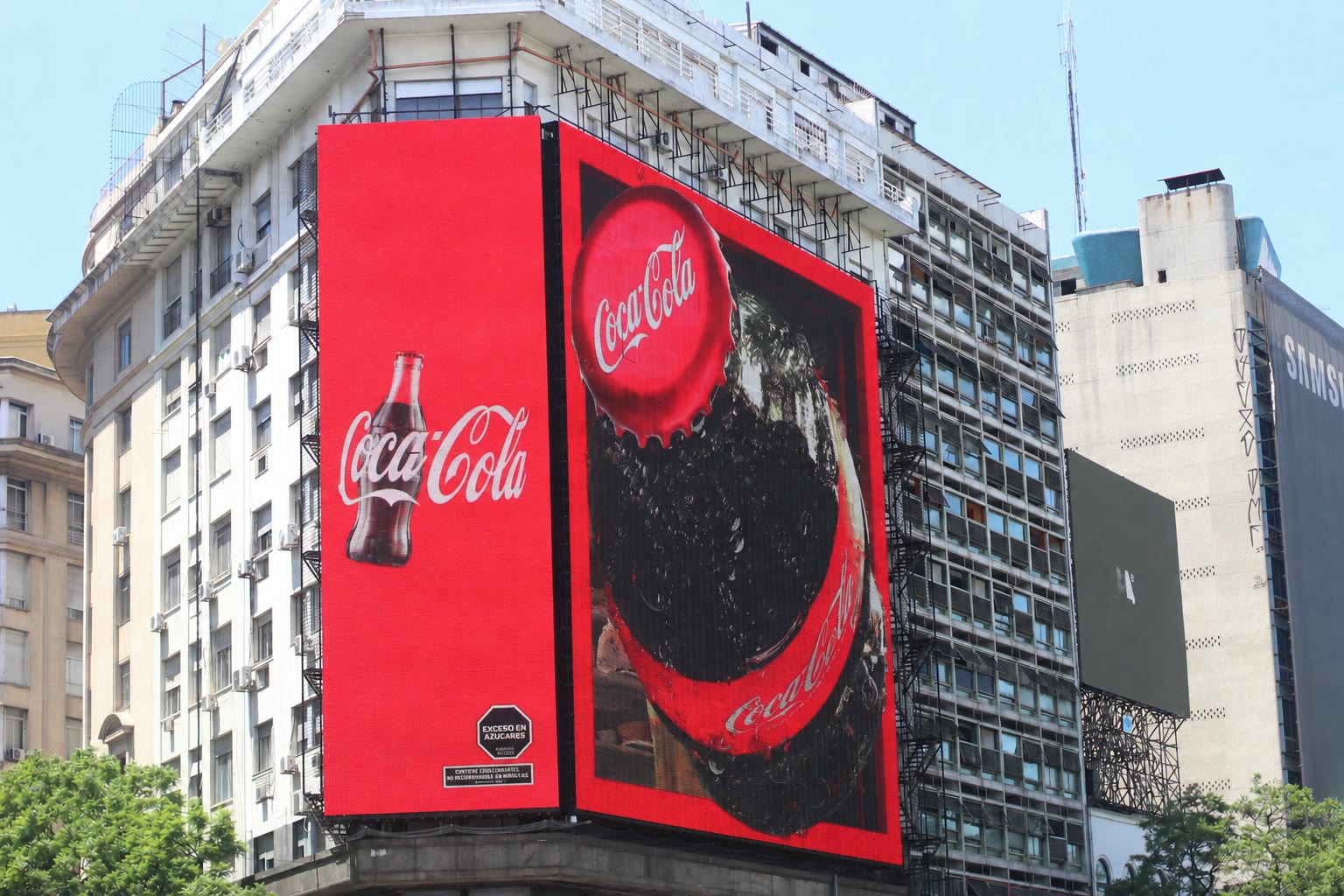 Pantalla LED de alto brillo de Prina sobre la Avenida 9 de Julio en Buenos Aires