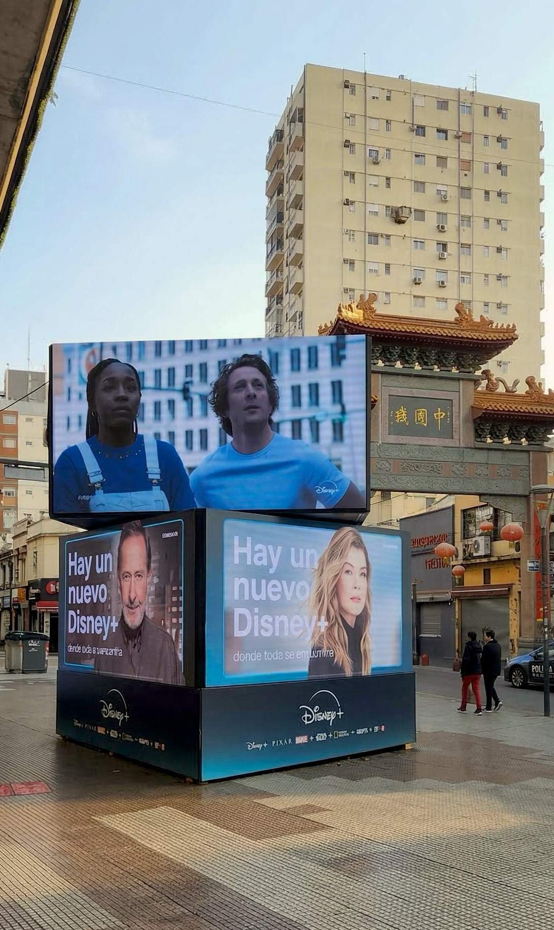 Cubos LED Disney+ instalados por Prina en Barrio Chino, Buenos Aires