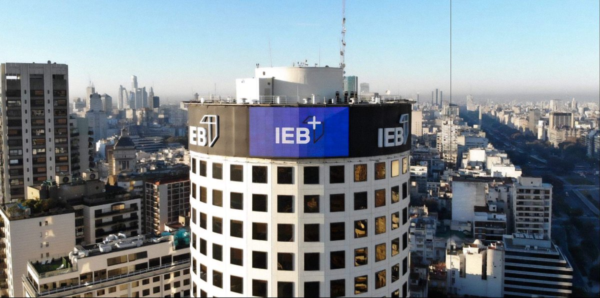 Pantalla LED Prourban (Rulero IEB) instalada por Prina sobre Av. del Libertador