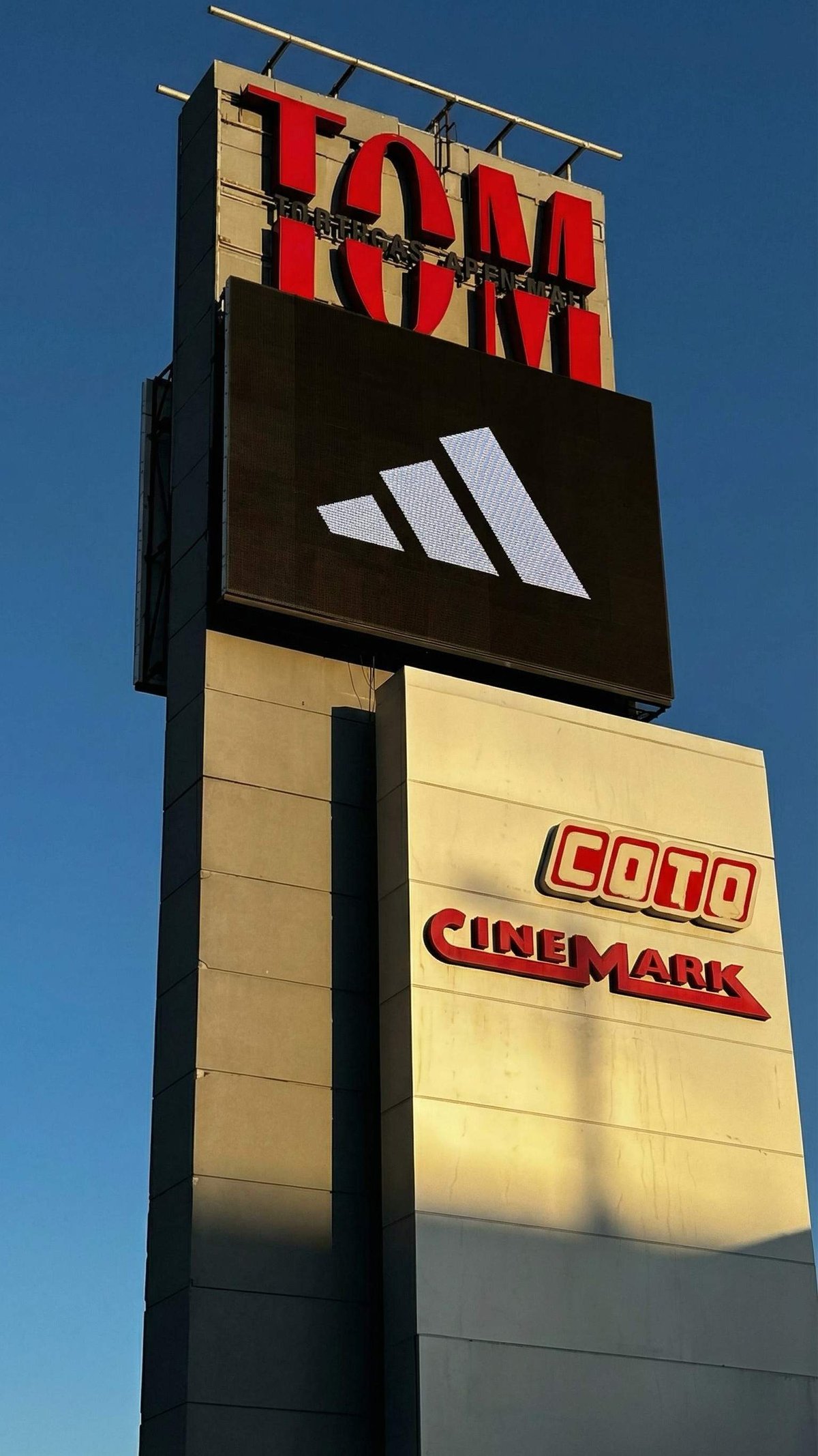 Tótem LED Prina en Tortuguitas Open Mall — adidas, COTO y Cinemark al atardecer