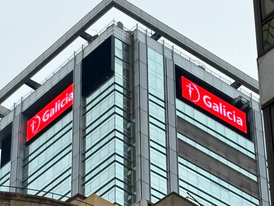 Coronamiento LED de doble cara de Banco Galicia desarrollado por Prina en un edificio corporativo de Buenos Aires