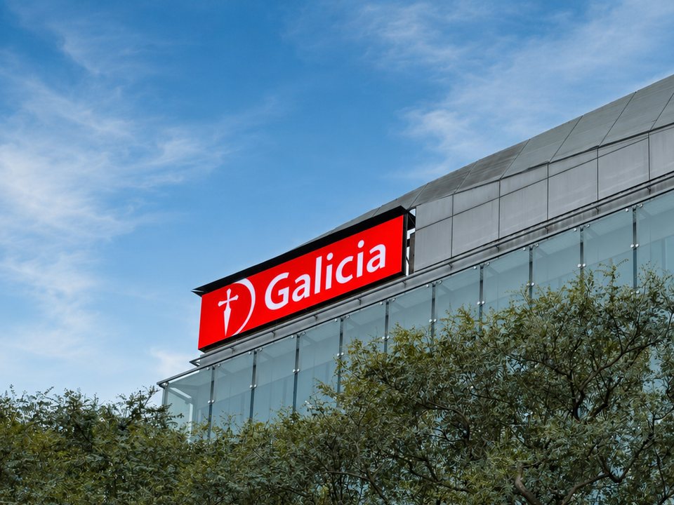 Detalle del cartel LED de Banco Galicia sobre la línea de terraza del edificio