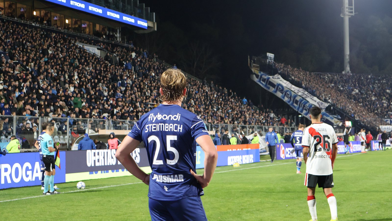 Pantalla LED de Prina en el Estadio Juan Carmelo Zerillo de Gimnasia y Esgrima La Plata durante un partido nocturno