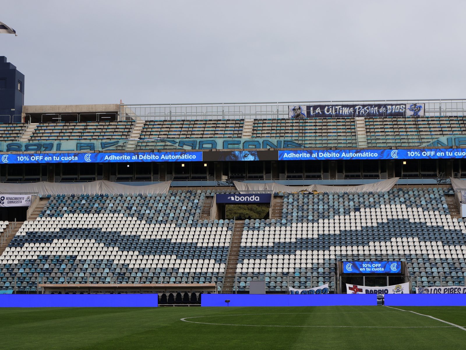 Cinta LED de 71 metros instalada por Prina en la Platea Néstor Basile del Estadio Juan Carmelo Zerillo
