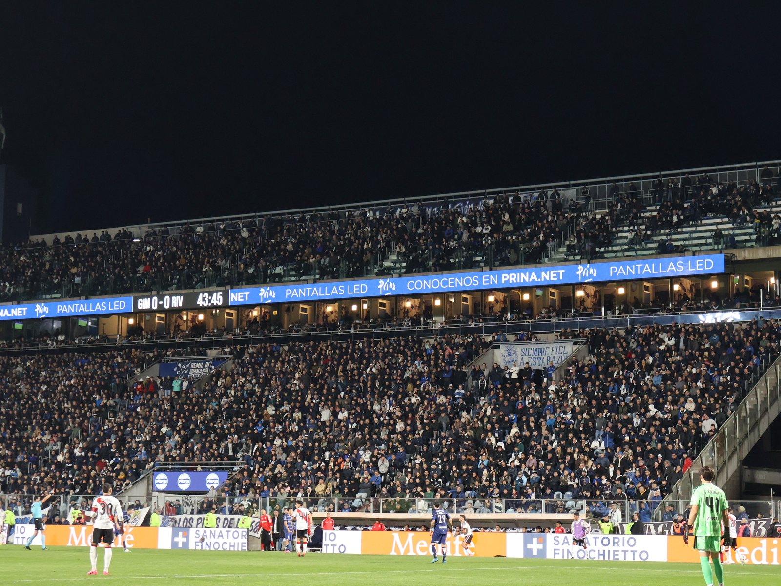 Pantalla LED de Prina en funcionamiento durante Gimnasia ante River Plate en el Bosque