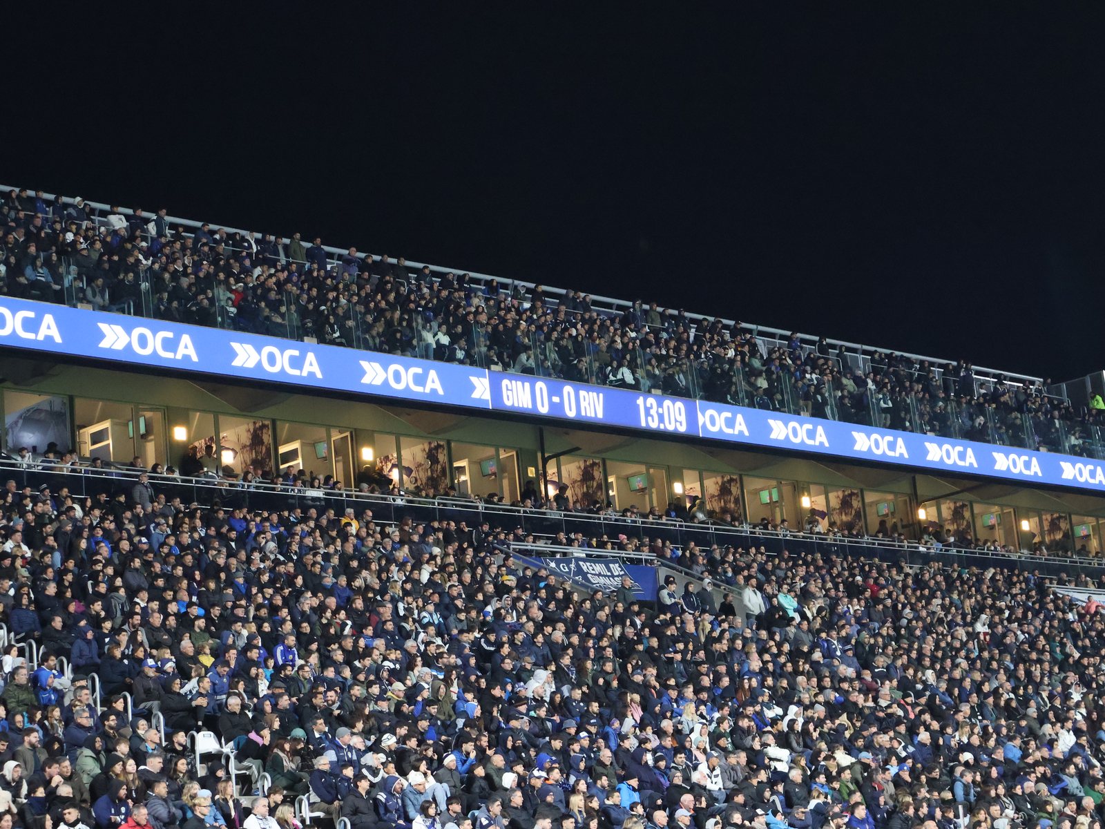 Publicidad rotativa de sponsors en la pantalla LED del estadio de Gimnasia La Plata