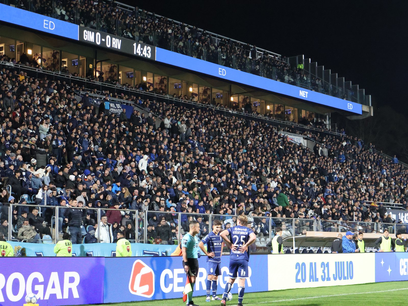 Marcador y cronómetro en vivo en la pantalla LED de la platea del Bosque
