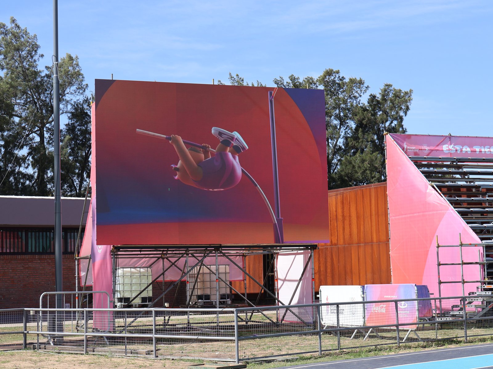 Pantalla LED outdoor de Prina sobre estructura elevada en una sede al aire libre de los Juegos Suramericanos