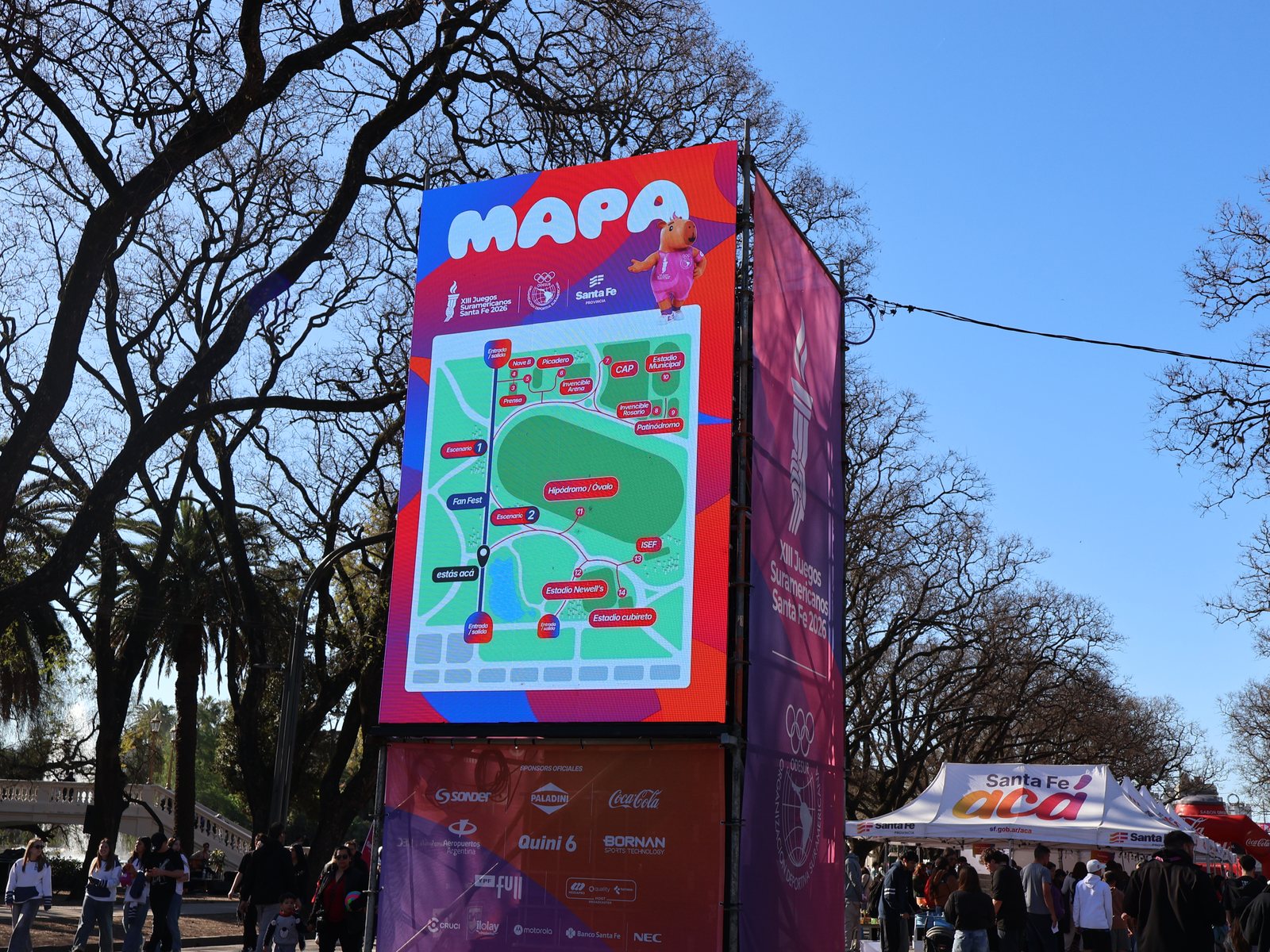 Tótem LED de Prina con el mapa del predio de los Juegos Suramericanos