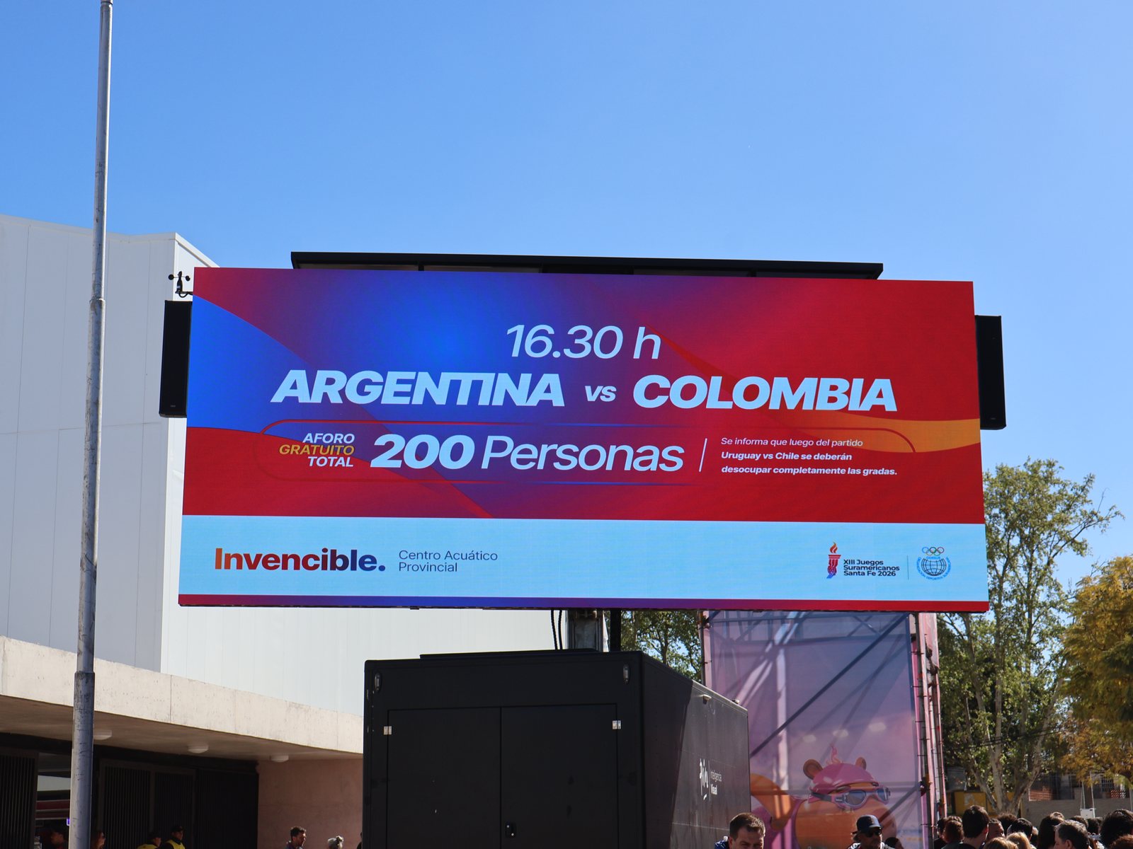 Pantalla LED de Prina anunciando el partido Argentina vs Colombia en el Centro Acuático Provincial