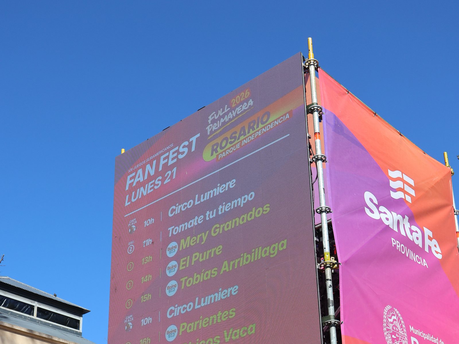 Torre LED de Prina con la grilla del Fan Fest Rosario de los Juegos Suramericanos