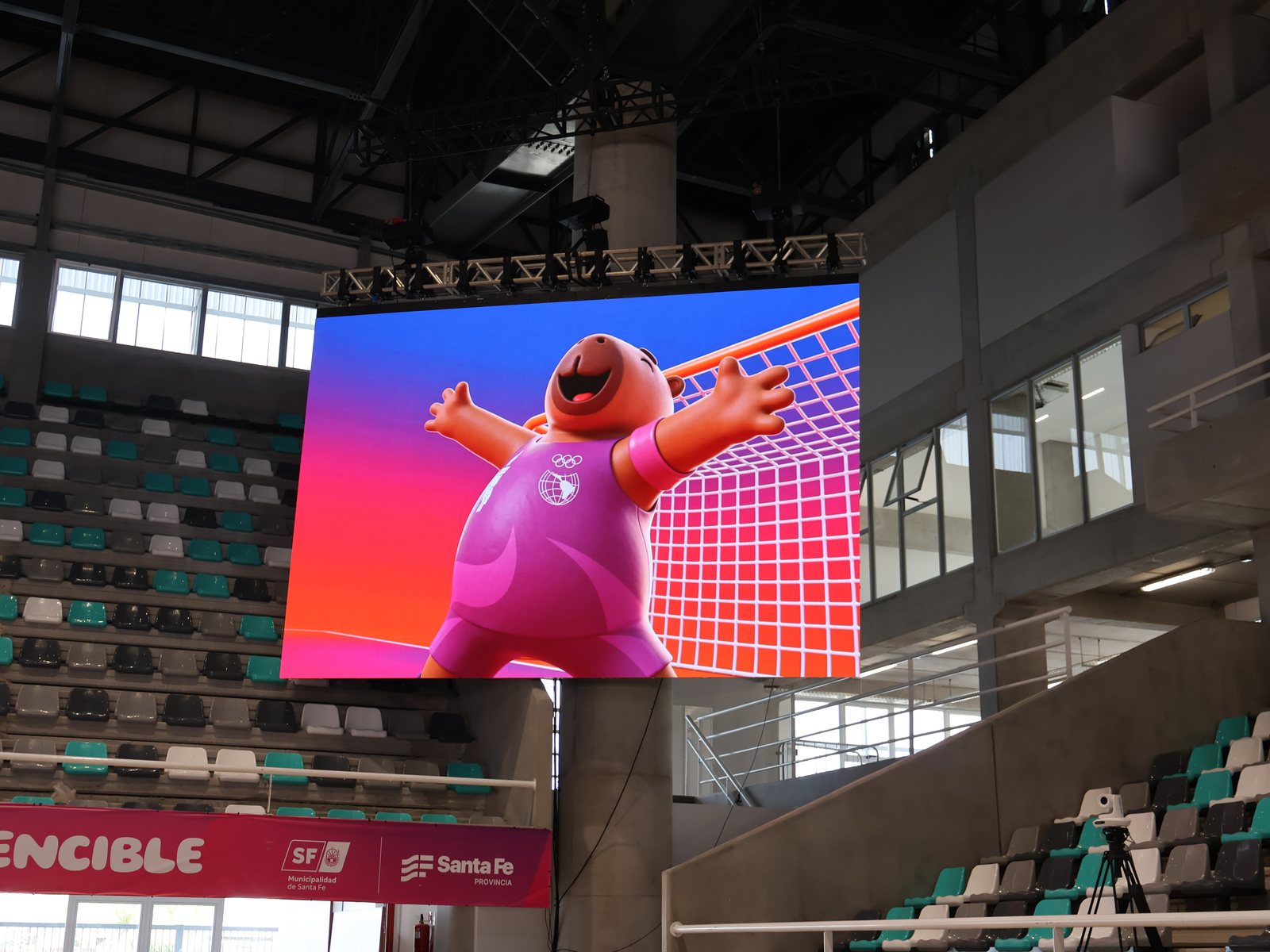 Pantalla LED de Prina con la mascota de los XIII Juegos Suramericanos en un estadio cubierto