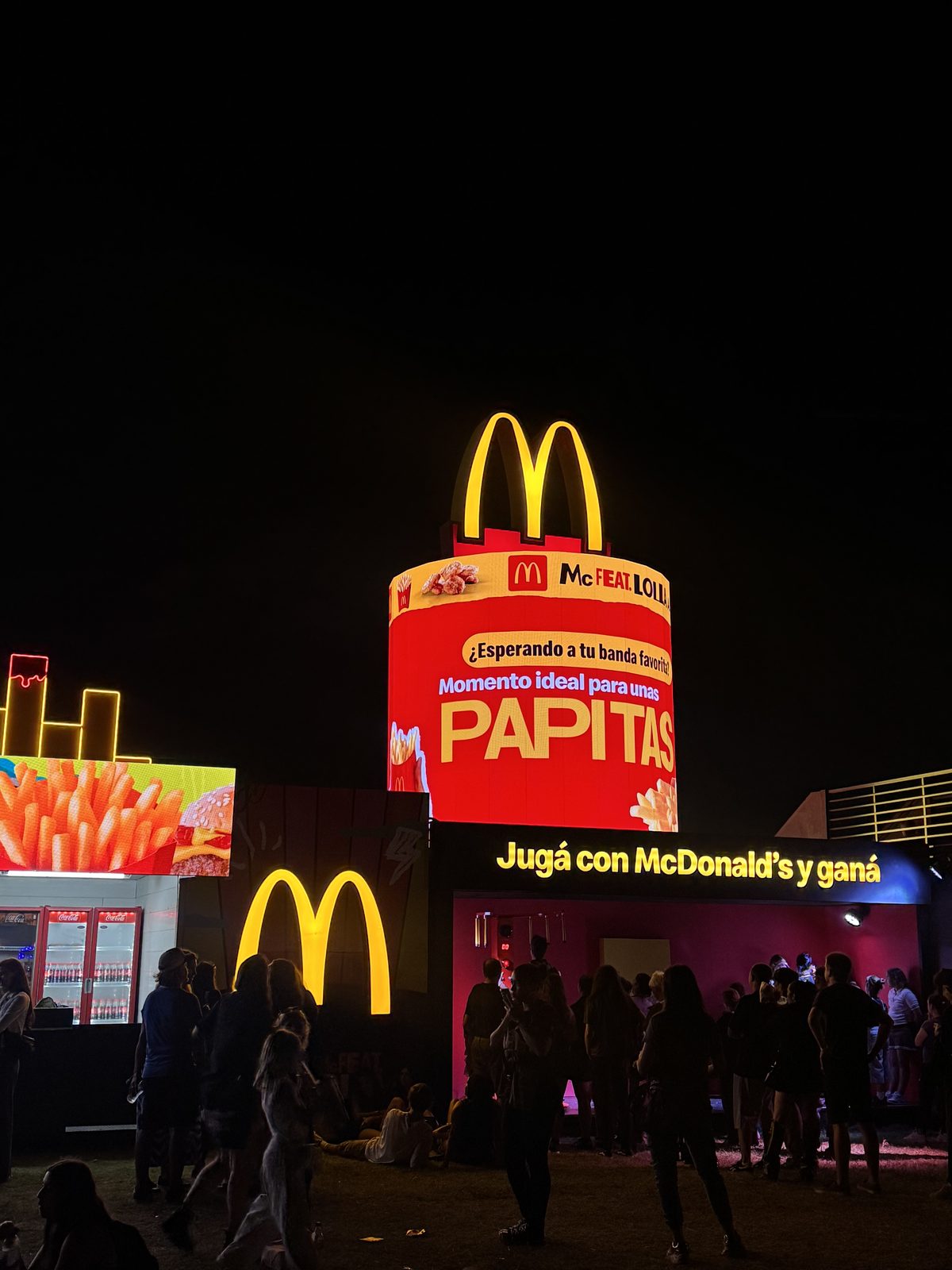 Pantalla LED Prina en stand de marca en Lollapalooza Argentina