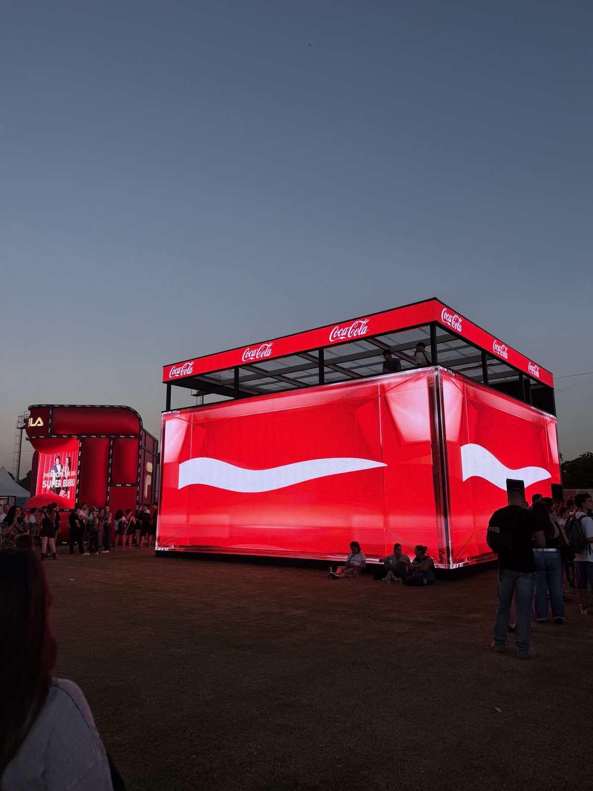 Stand con pantalla LED durante Lollapalooza Argentina
