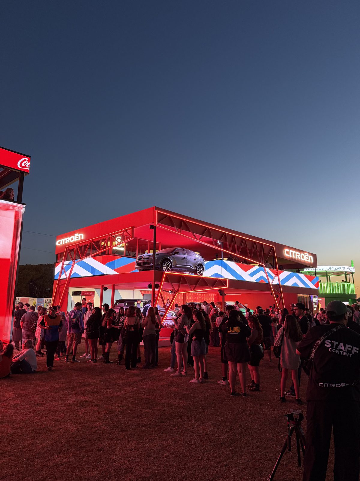 Equipo Prina con instalación de pantalla LED en stand de Lollapalooza