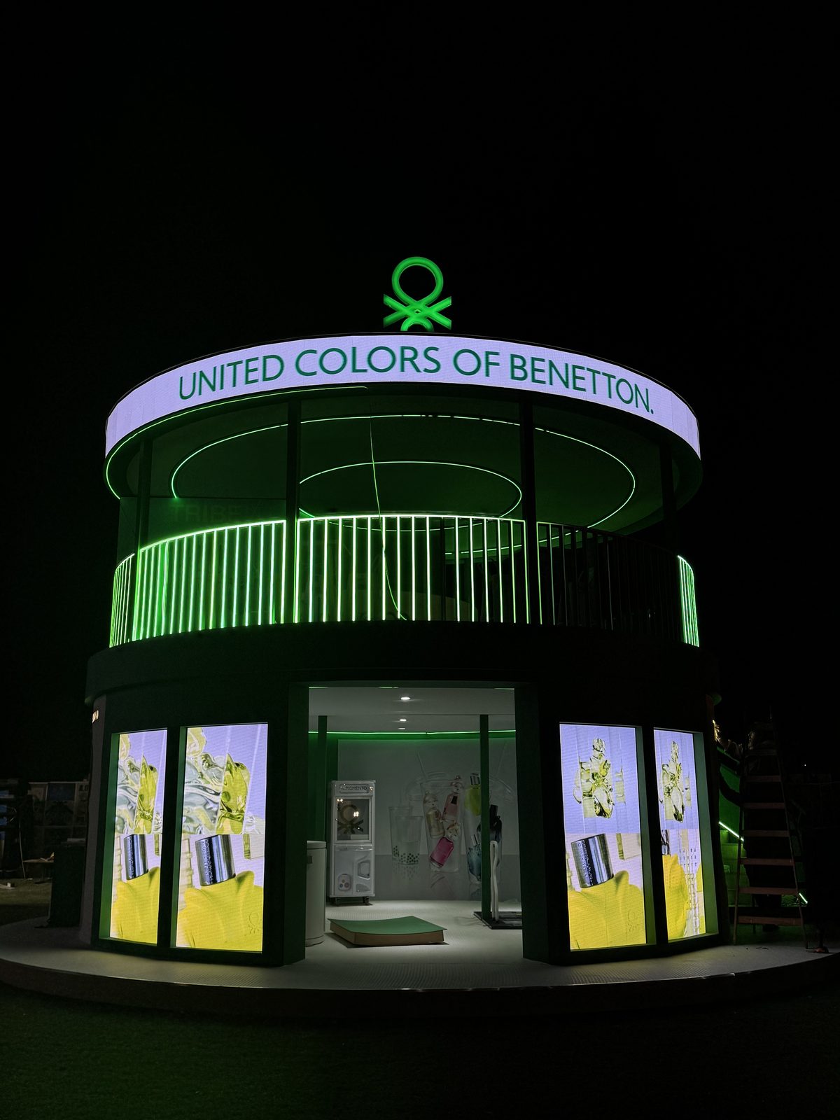 Detalle de pantalla LED en stand de sponsor en Lollapalooza