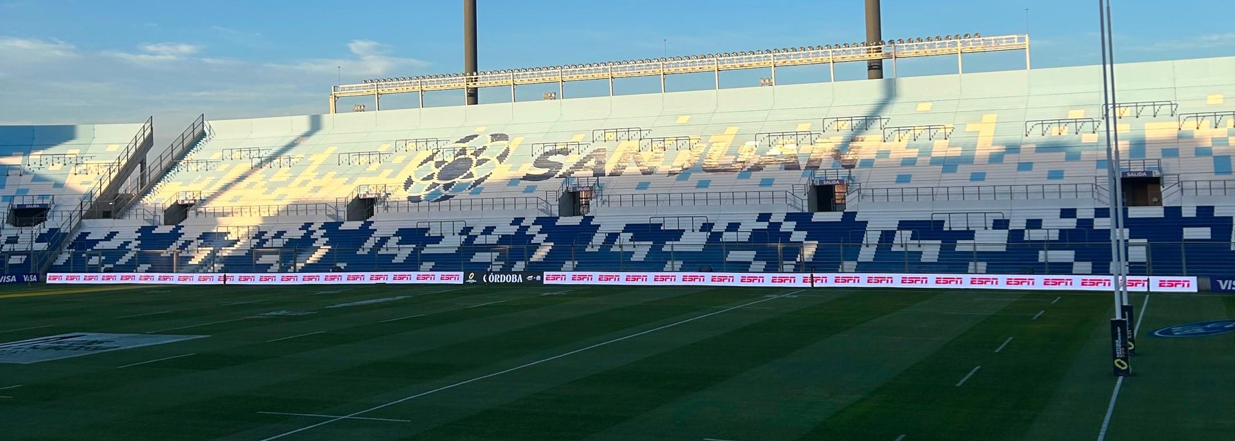 Estadio preparado para un partido de Los Pumas con el LED perimetral de Prina rodeando el campo de juego