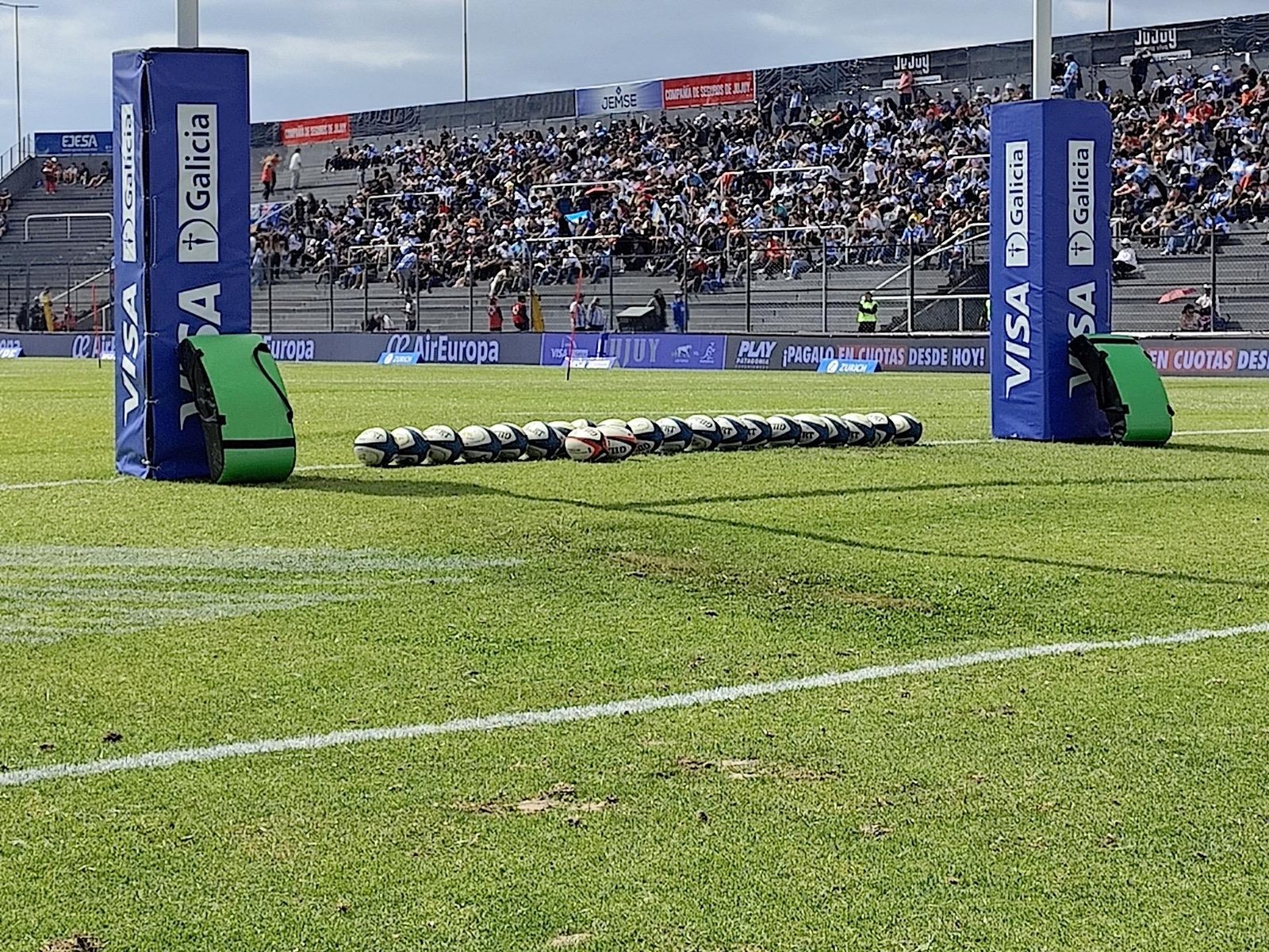 LED perimetral de Prina detrás de los postes de rugby con el público en la tribuna, en un partido de Los Pumas