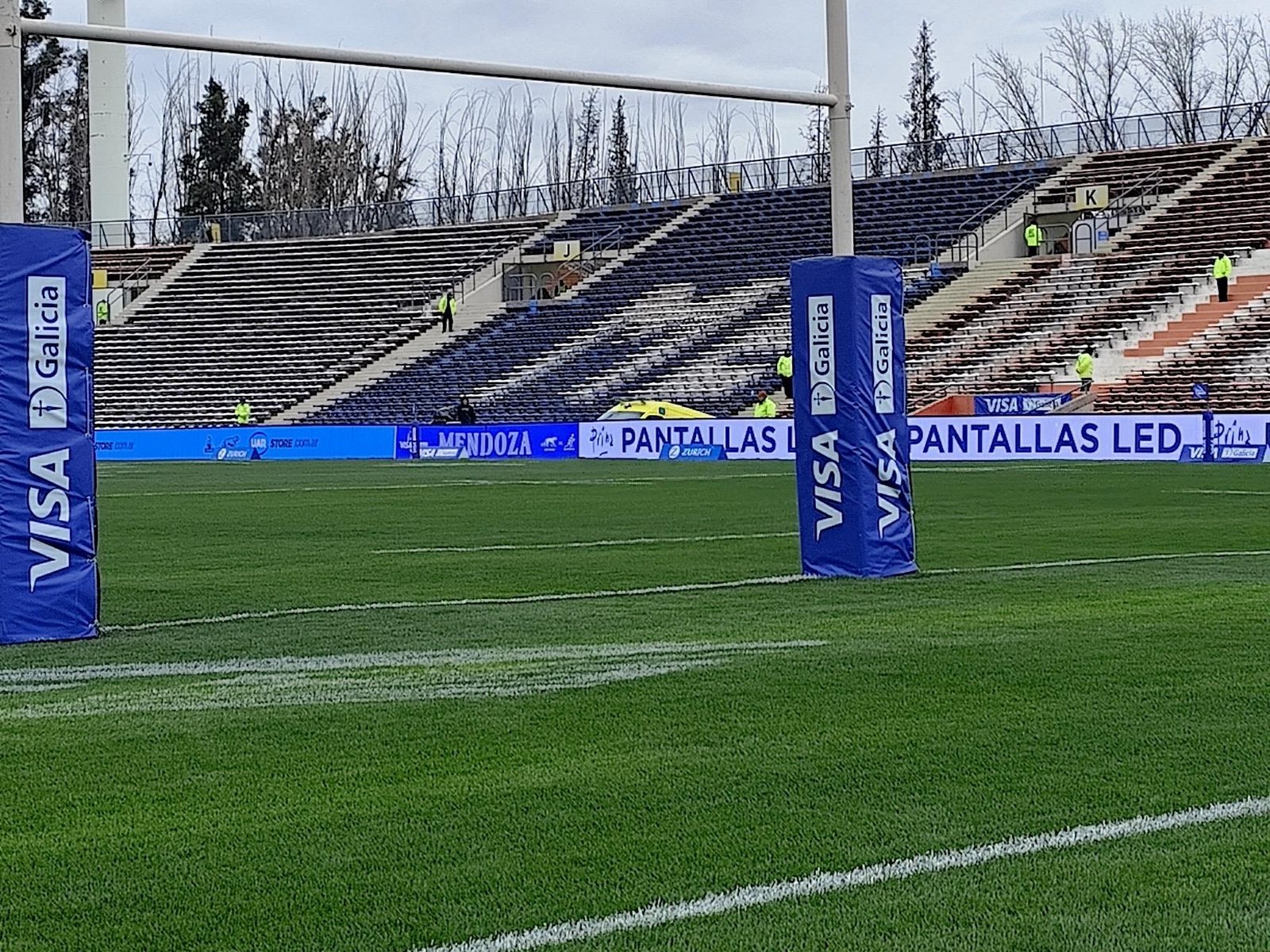 Banda de LED perimetral de Prina recorriendo la cabecera de un estadio antes de un partido de Los Pumas