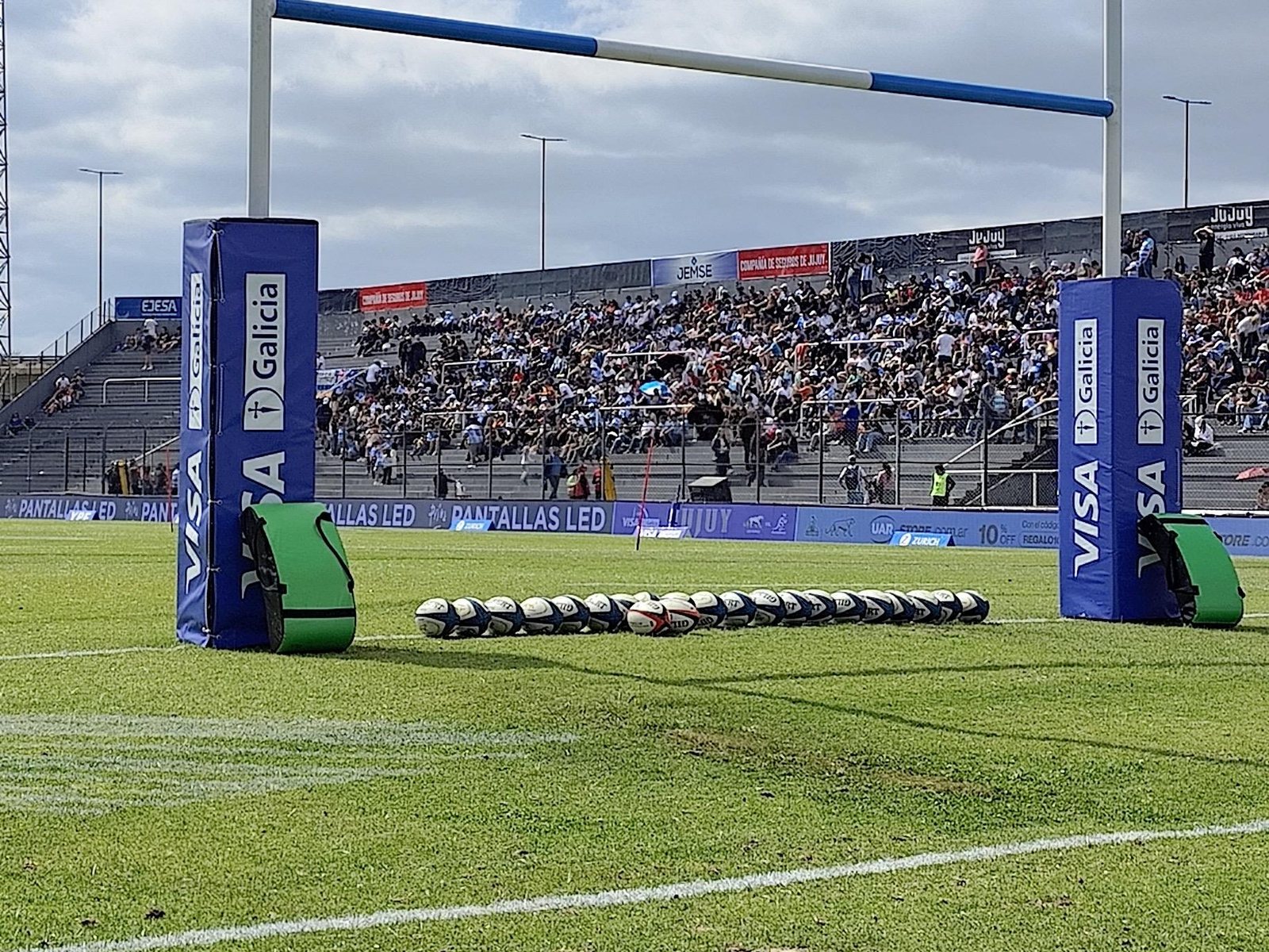 Postes de rugby y LED perimetral de Prina frente a la tribuna llena en un partido de Los Pumas