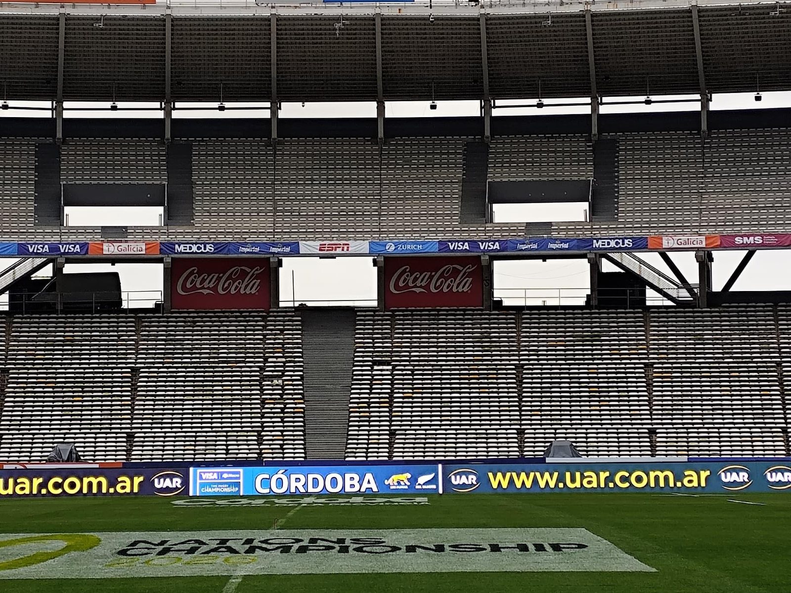 LED perimetral de Prina en el campo de juego, preparado para un partido de Los Pumas