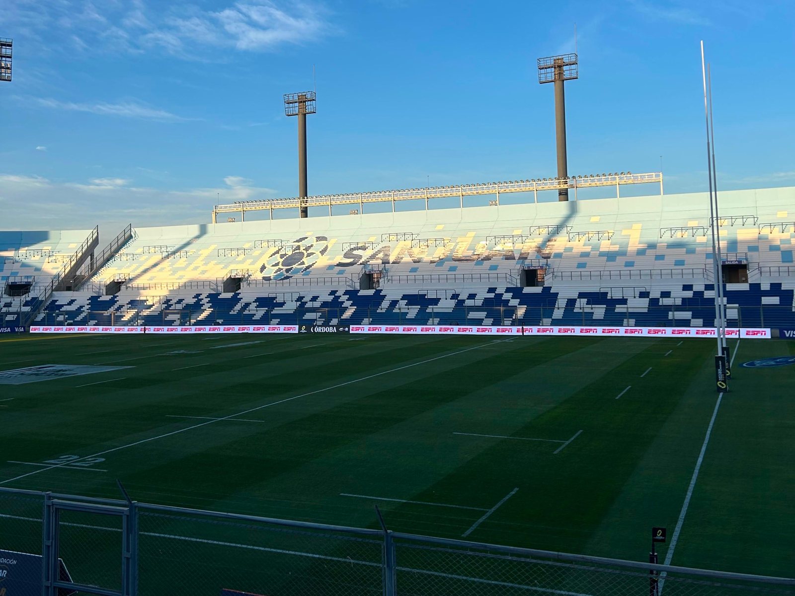 LED perimetral de Prina rodeando el campo de juego en un partido de Los Pumas