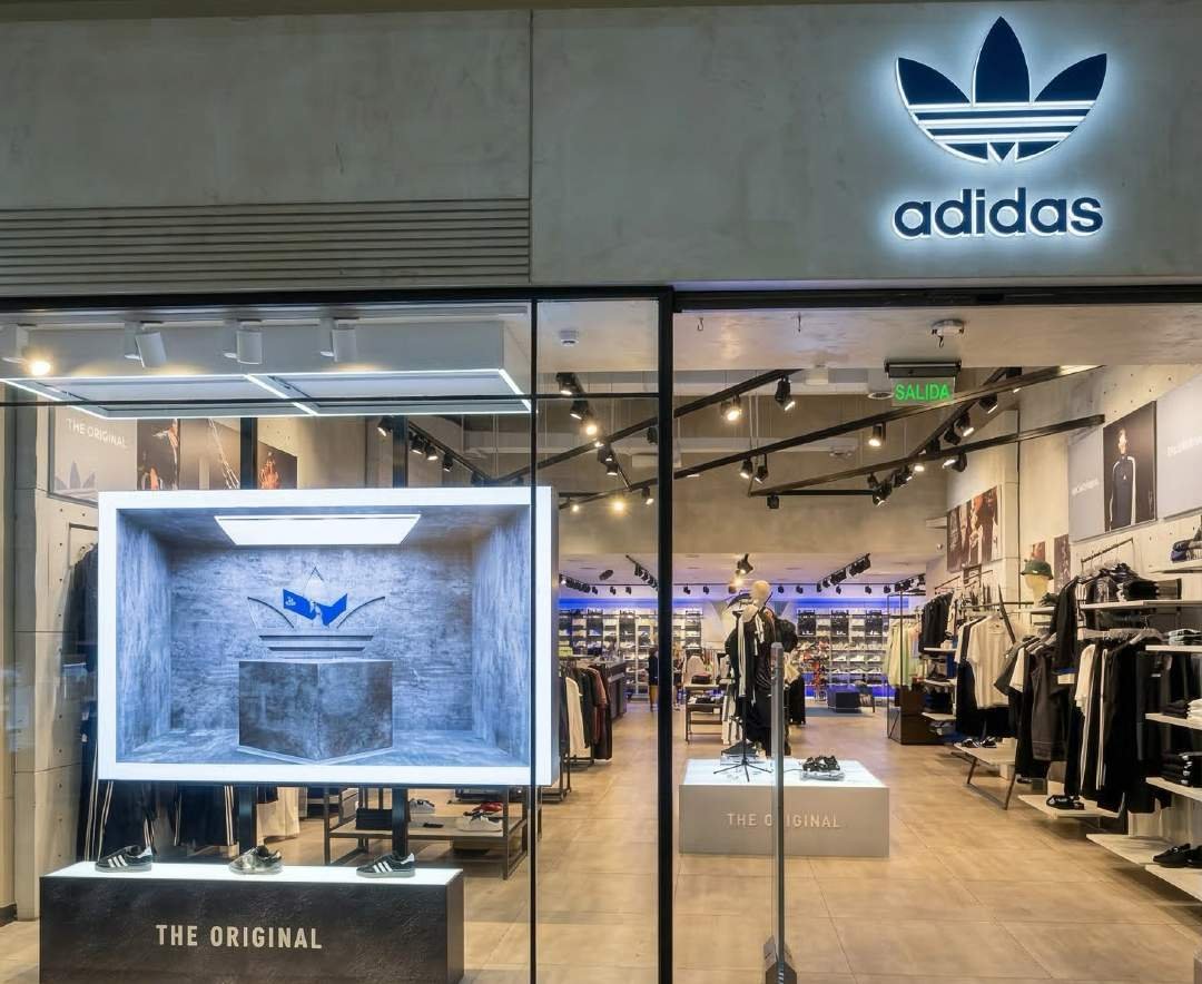 Pantalla LED envolvente de Prina en un espacio de marca de Adidas
