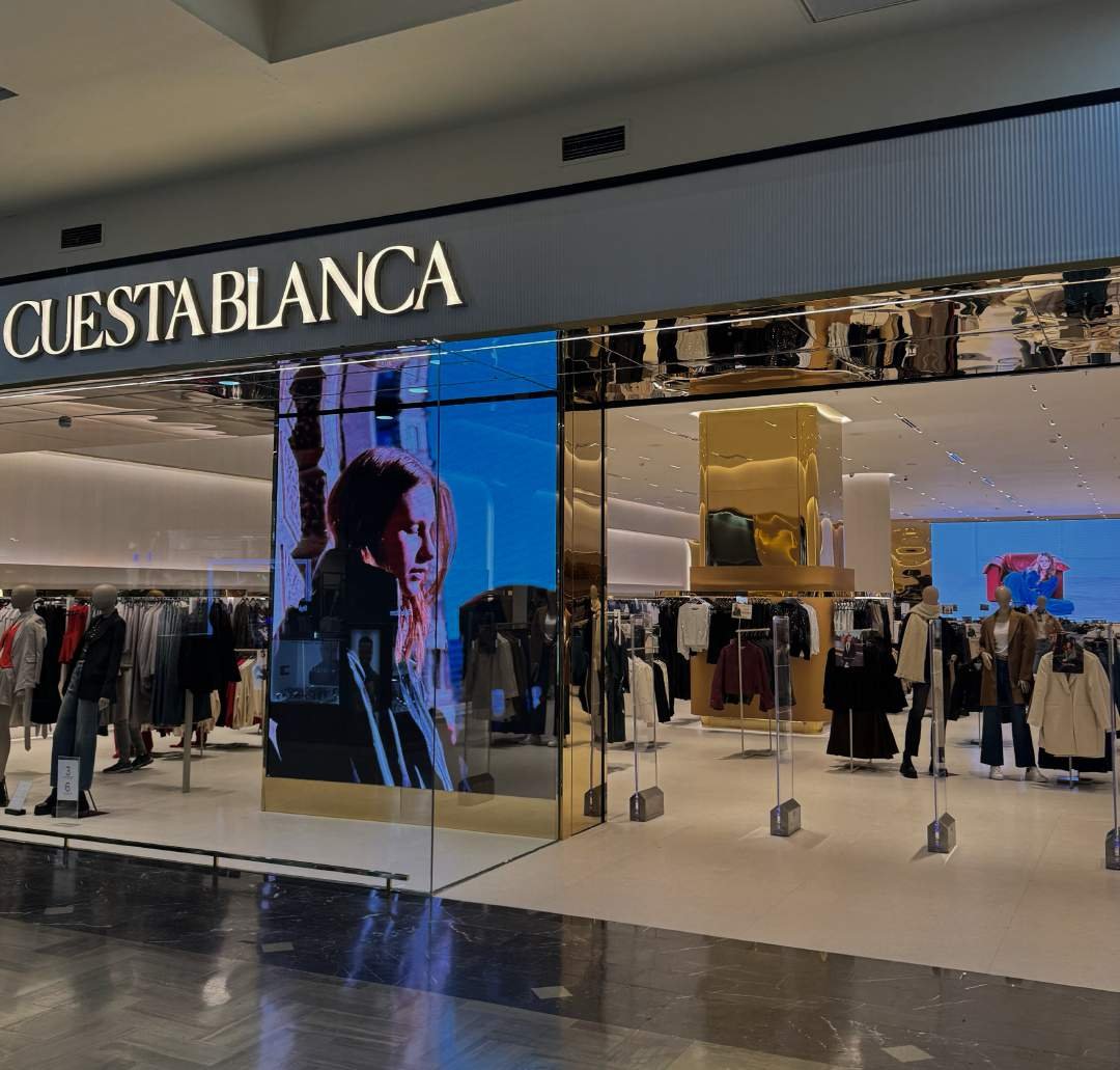 Pantalla LED retail Prina en local comercial Cuesta Blanca