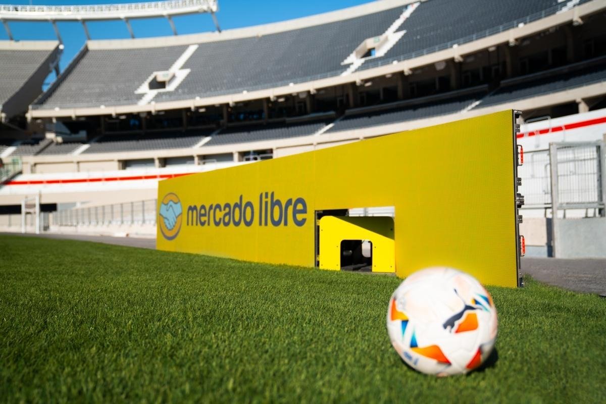 Pantalla LED Mercado Libre en cancha del Monumental