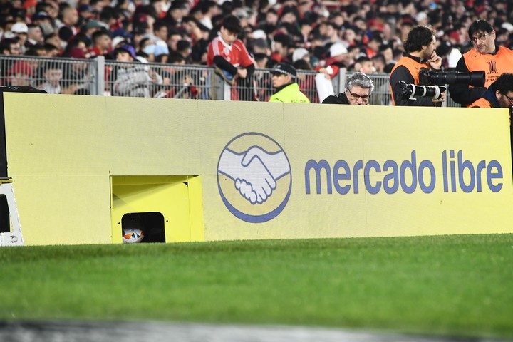 Vista de pantalla LED durante partido en el Monumental
