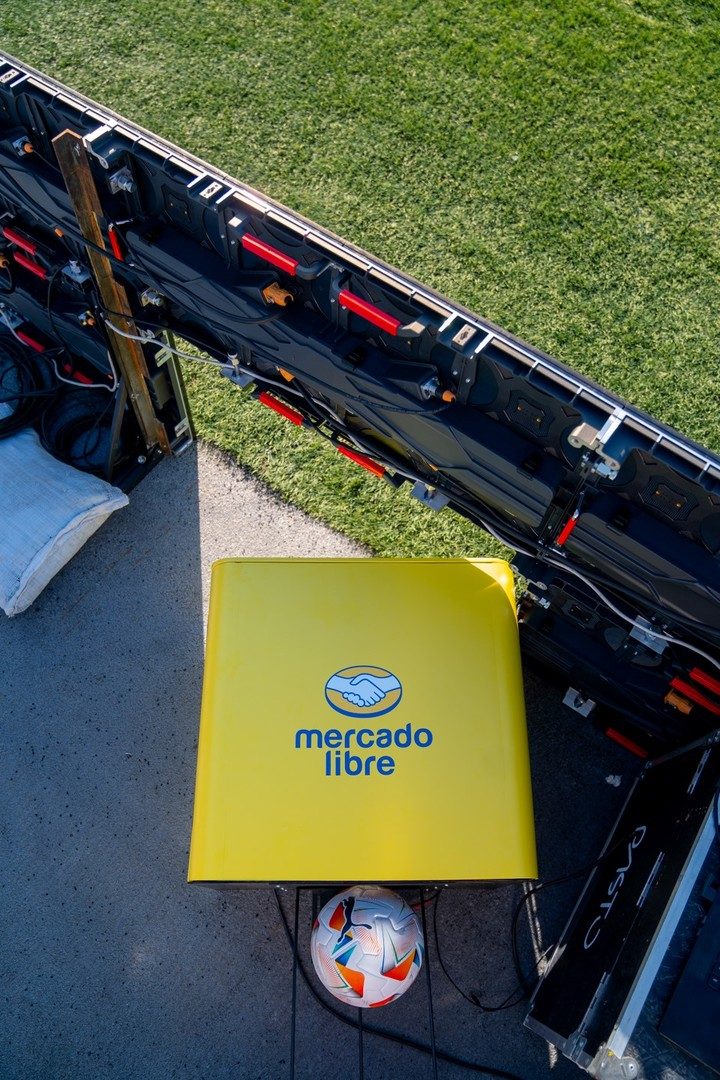 Equipo técnico Prina durante instalación en River Plate