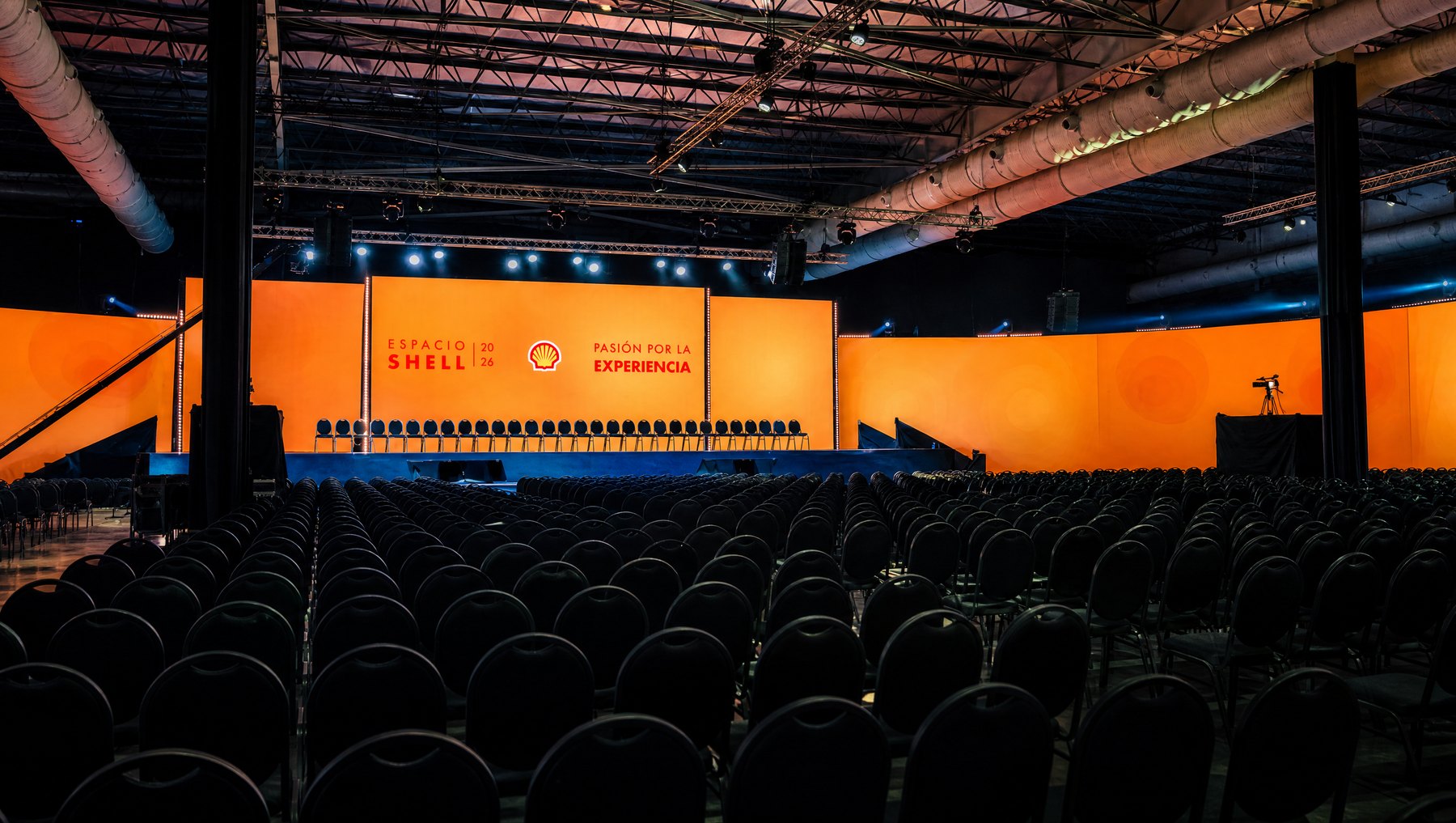 Espacio Shell 2026 — sala 100% pantallas LED Prina con cenefa curva "Pasión por la Experiencia"