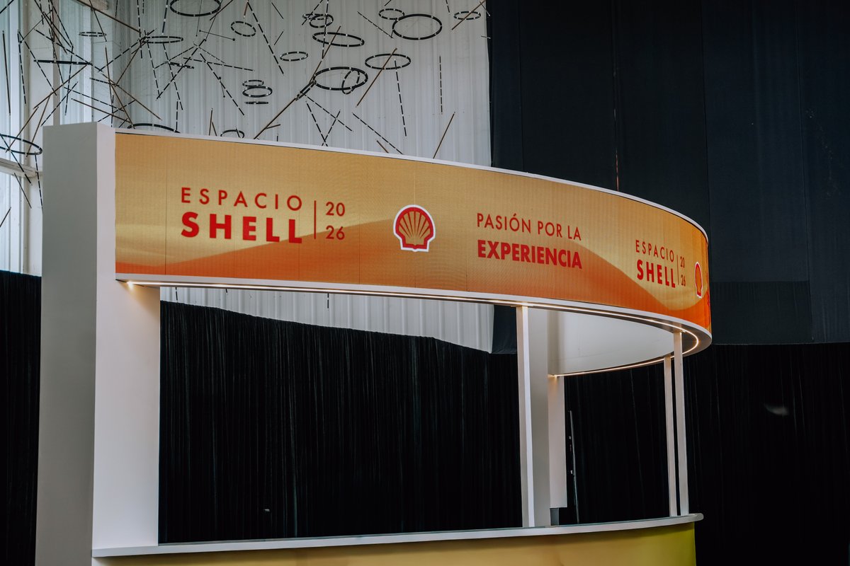 Detalle de la cenefa curva LED del Espacio Shell 2026 — Pasión por la Experiencia