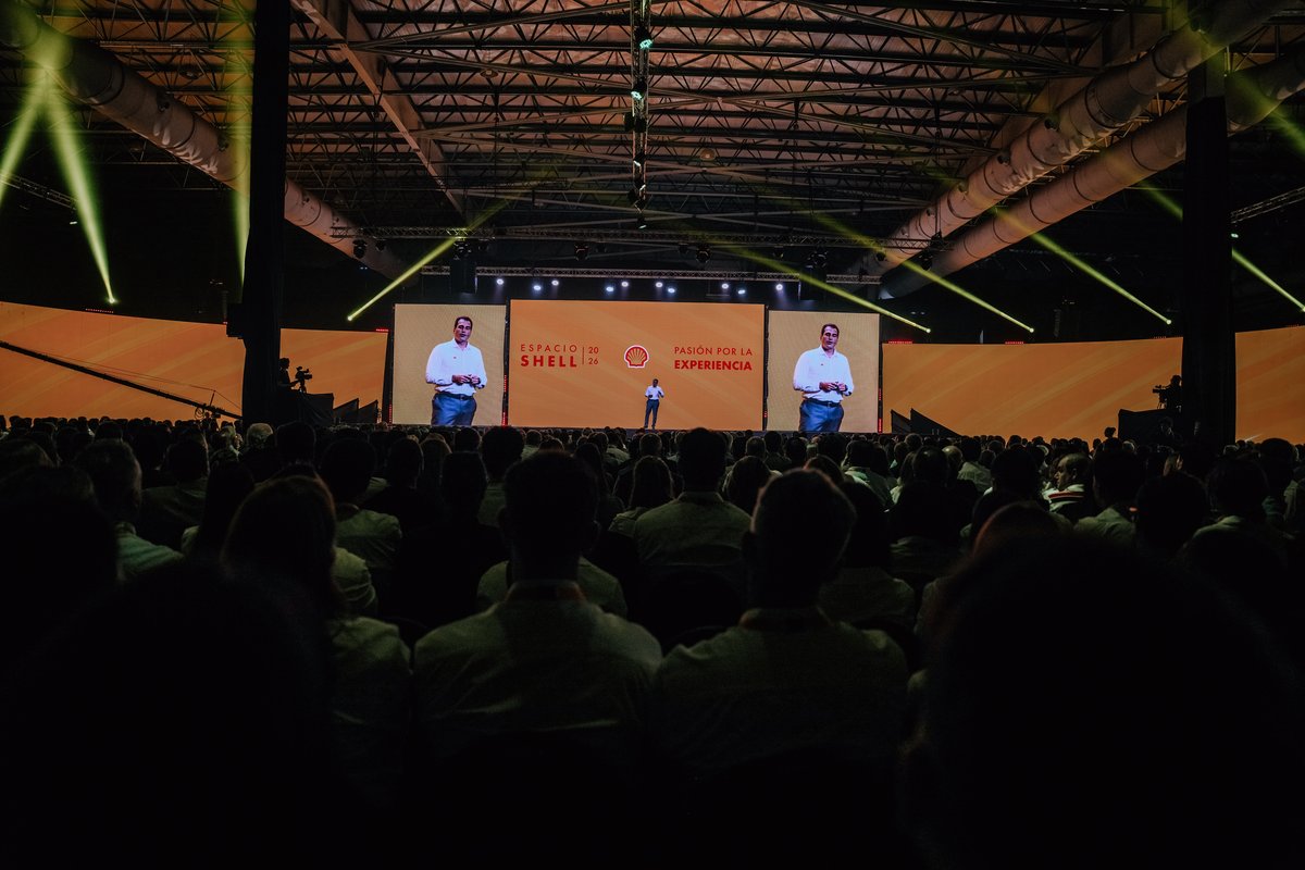 Audiencia masiva frente al escenario LED del Espacio Shell 2026
