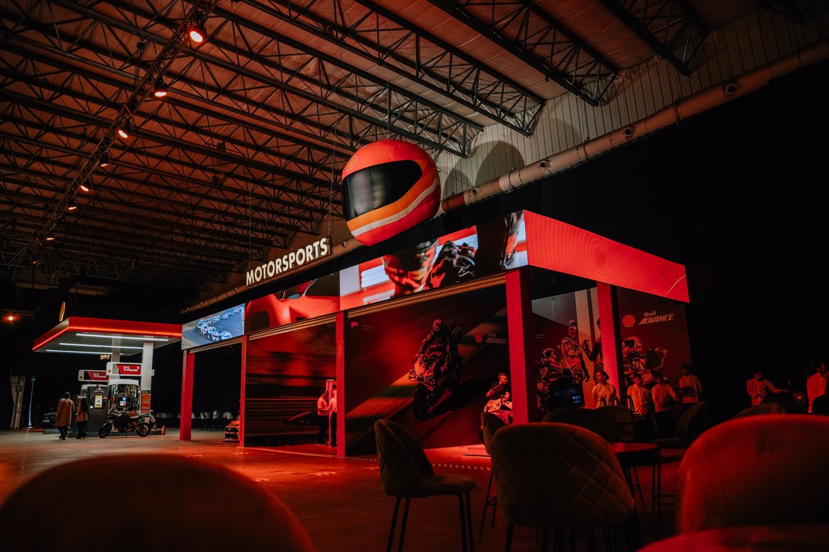 Stand Motorsports con pantallas LED y casco gigante en el Espacio Shell 2026
