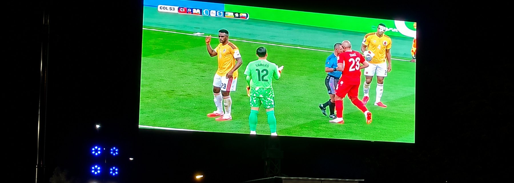 Partido del Mundial 2026 transmitido en vivo en la pantalla LED del trailer de Prina, en la fan zone del Obelisco de Buenos Aires