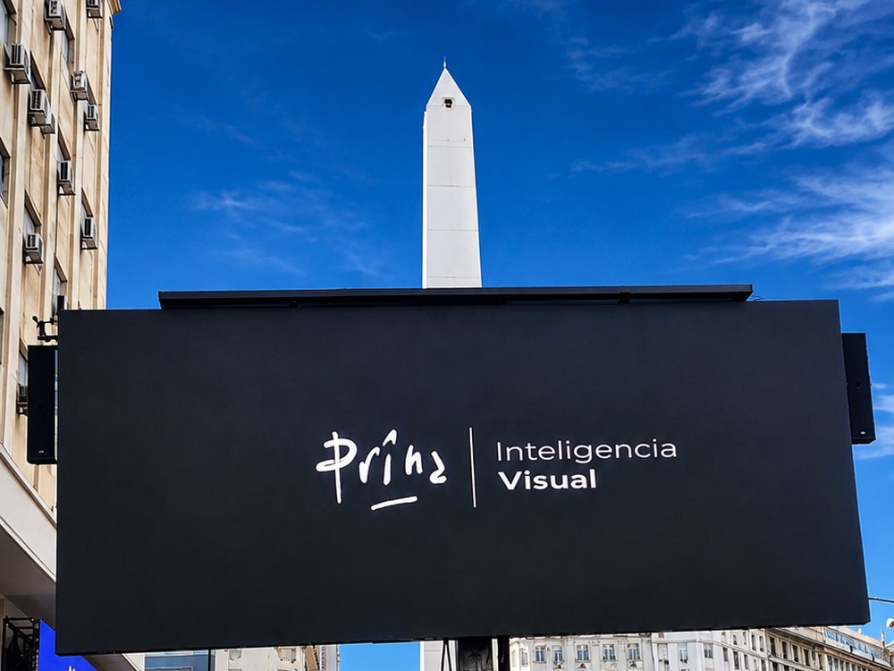 Pantalla LED del trailer de Prina elevada con el Obelisco de Buenos Aires justo detrás