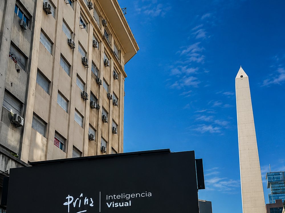 Trailer LED de Prina desplegado junto al Obelisco, con la pantalla elevada sobre la avenida